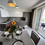 Апартаменты Xemxija 2bed Seafront - Fl 1 By Homely Сент-Полс-Бей